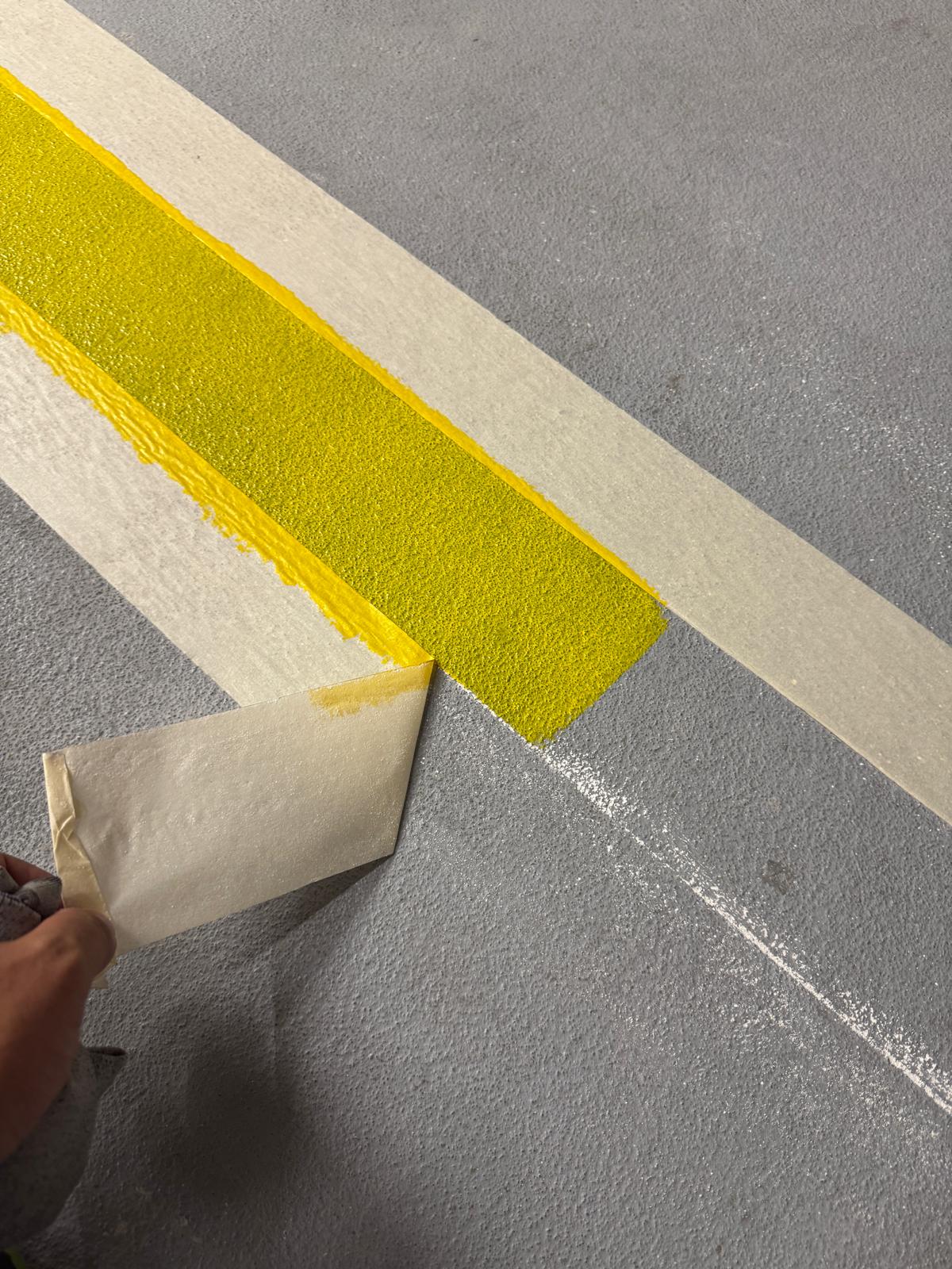 Détail d’application d’un marquage jaune