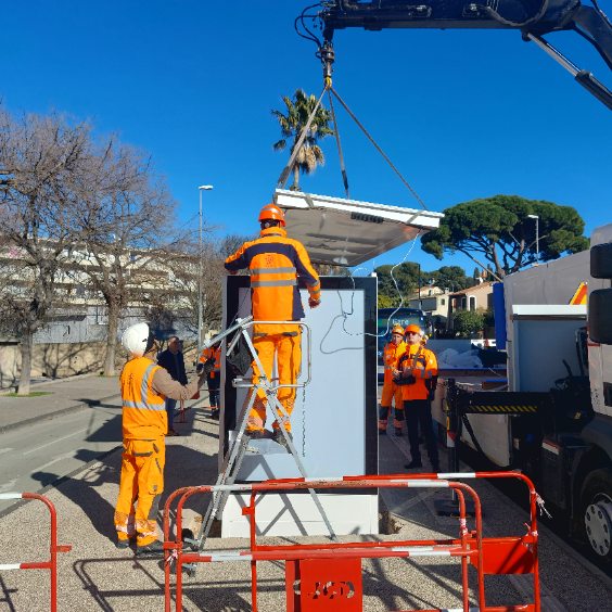Levage et installation d’un équipement urbain